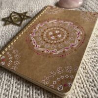 Carnet du Cœur peint à la main avec mandala dans des tons rouges et roses
