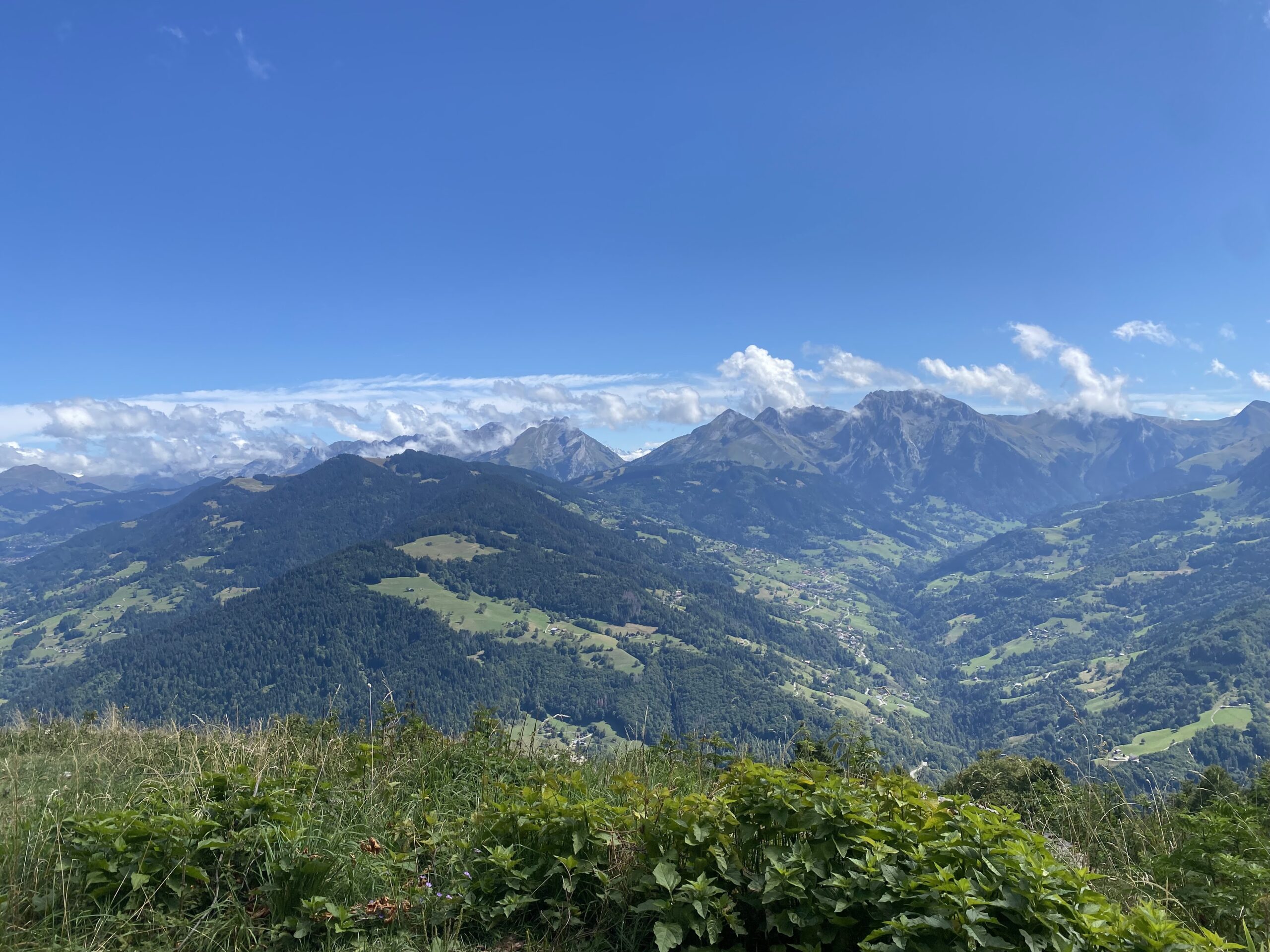 point de vue culminant d'une randonné en montagne