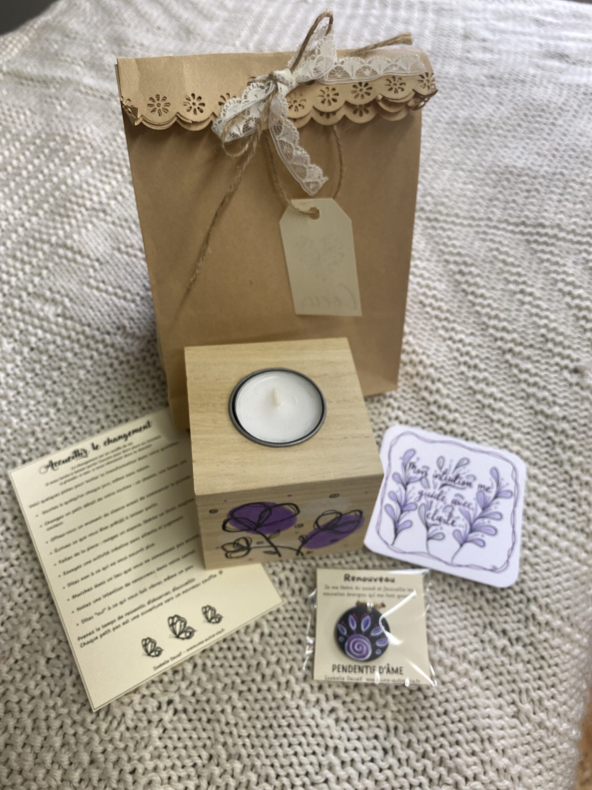 Exemple de coffret surprise avec bougeoir, pendentif, carte inspirante et une fiche