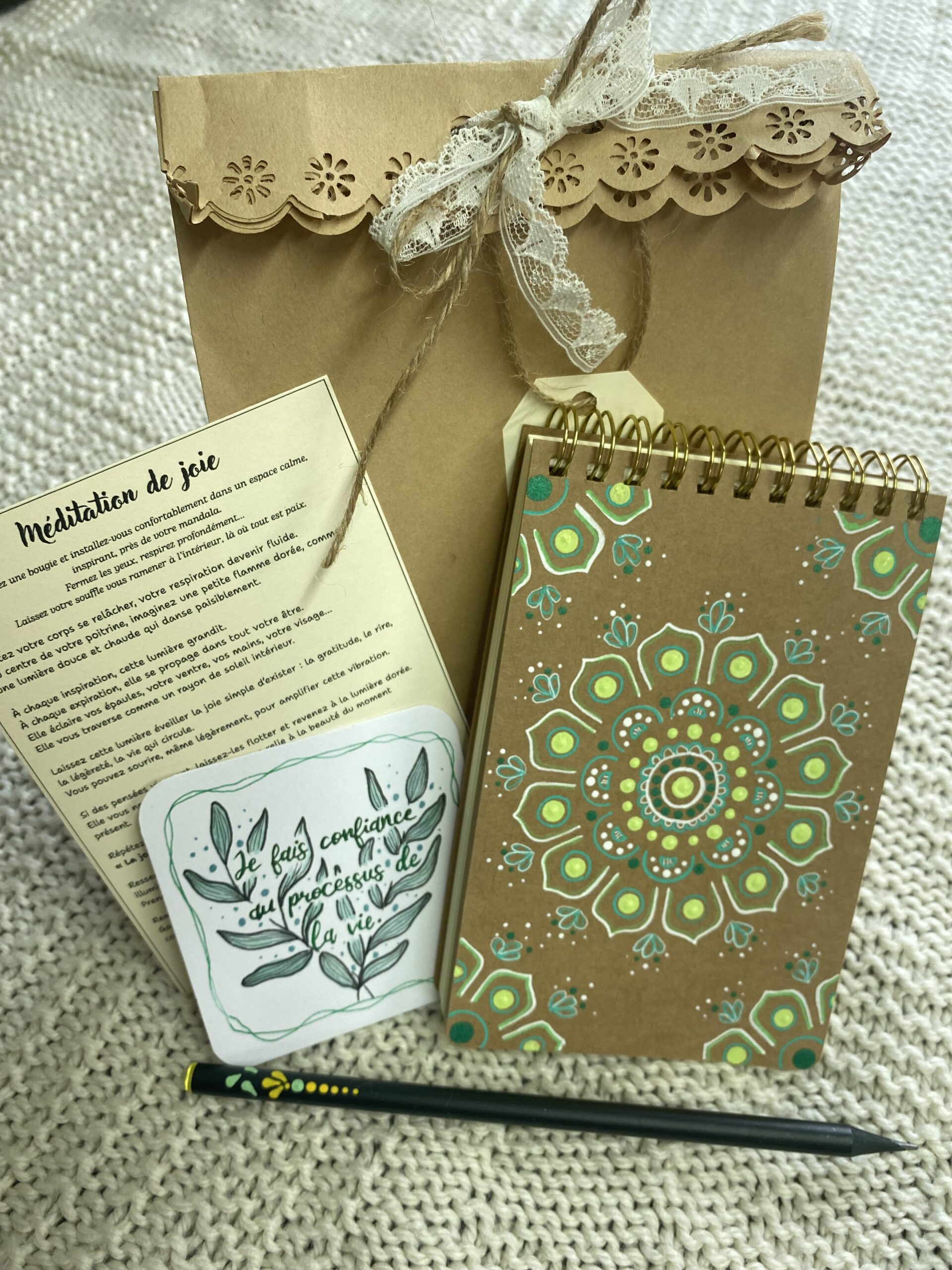 Exemple de coffret bien-être surpise avec carnet, crayon, carte inspirante et fiche d'accompagnement