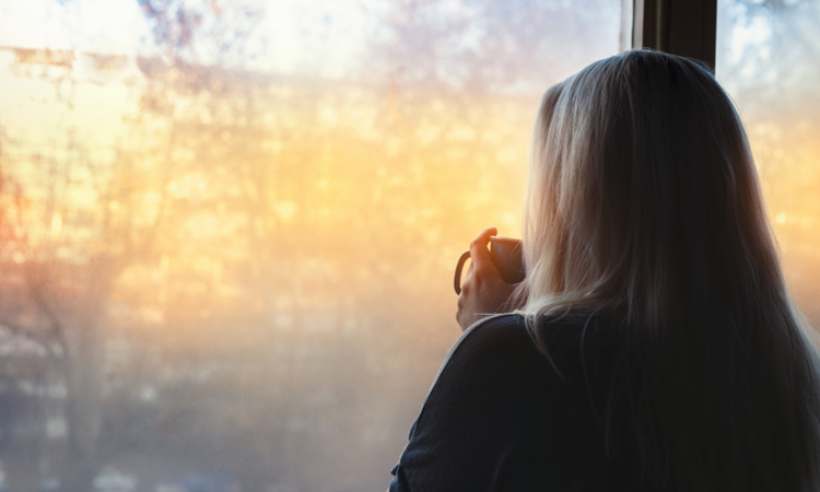 Femme paisible le soir, vivant une angoisse sans raison apparente