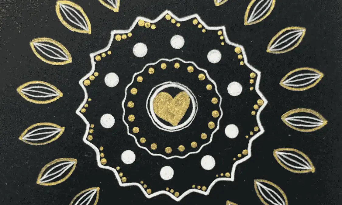 Illustration d'un mandala blanc et doré représentant la circulation énergétique et le magnétisme - Art par Isabelle Decalf, énergéticienne à Lynde